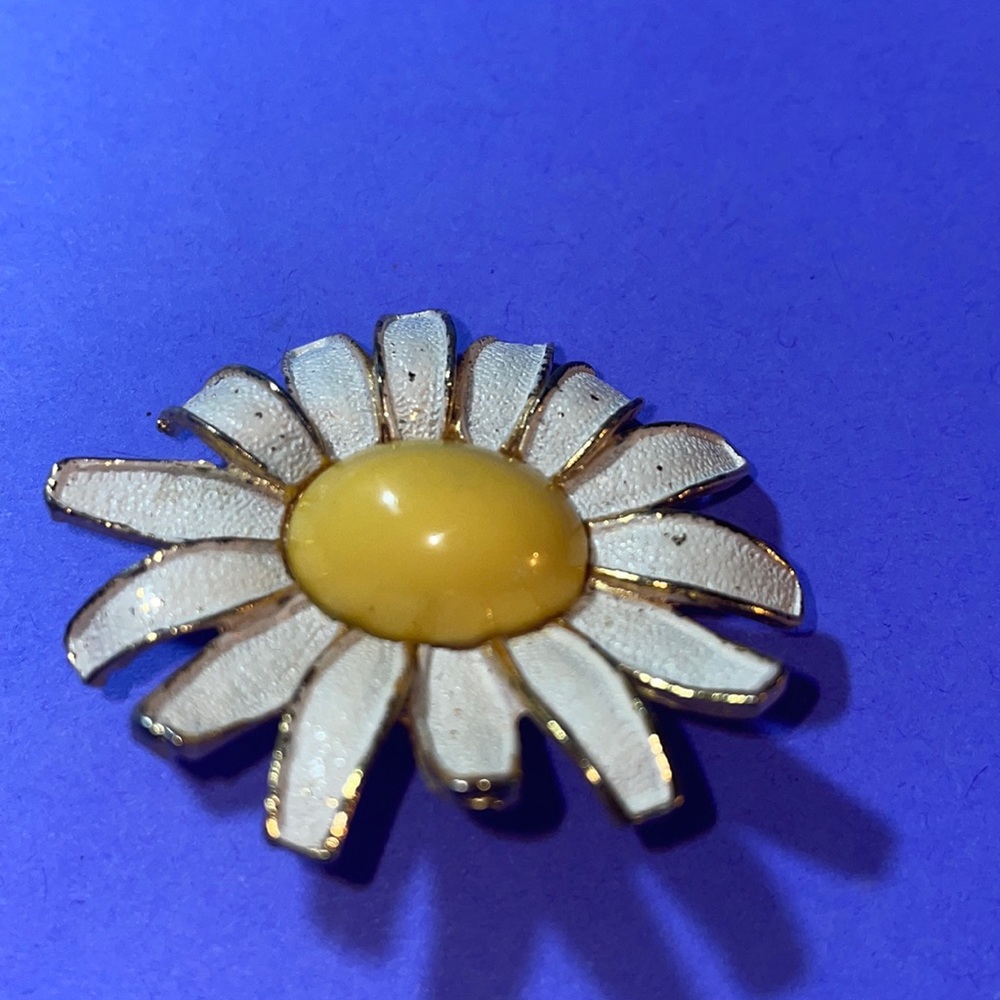 Vintage Weiss Daisy Enamel Pin